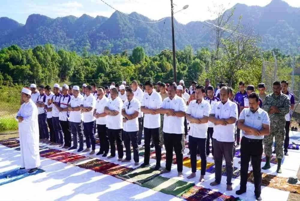 Solat berkenaan diimamkan oleh Imam Besar Masjid Zahir, Syeikh Mohd Naim Ahmad pada Jumaat. Foto ihsan MADA
