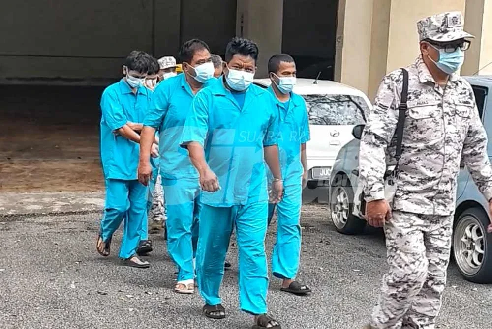 Maritim Pahang membawa warga asing bagi penahanan reman di Mahkamah Majistret Kuantan di sini pada Jumaat. Foto Sinar Harian.