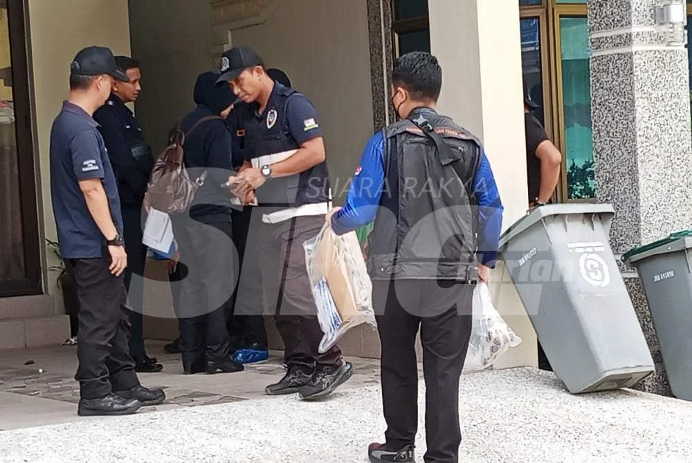 Anggota forensik mengambil objek yang dipercayai digunakan dalam pembunuhan.