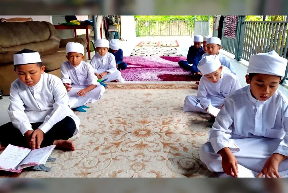 Madrasah Al-Musfirah di Kampung Wakaf Lichong, Pasir Puteh dibangunkan melalui inisiatif NGO dan sokongan komuniti, tanpa sebarang peruntukan rasmi, namun kekal beroperasi hingga kini.