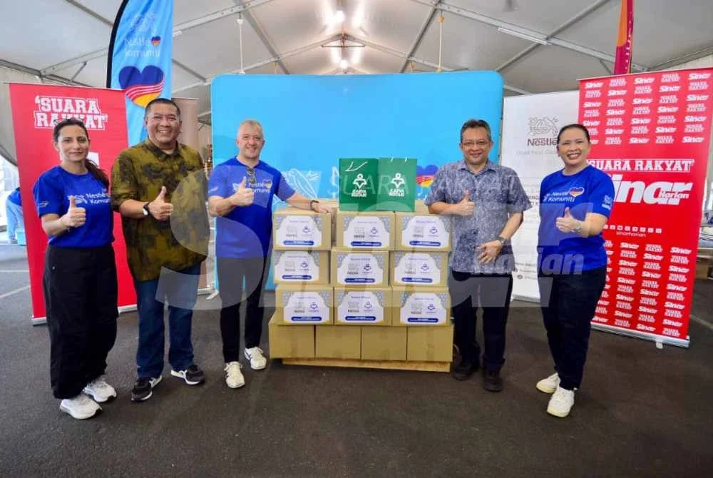 Nik Justin (dua dari kiri) bersama Juan (tengah) dan Akmal Eirfan (dua dari kanan). Foto: Asril Aswandi Mohd Syukur