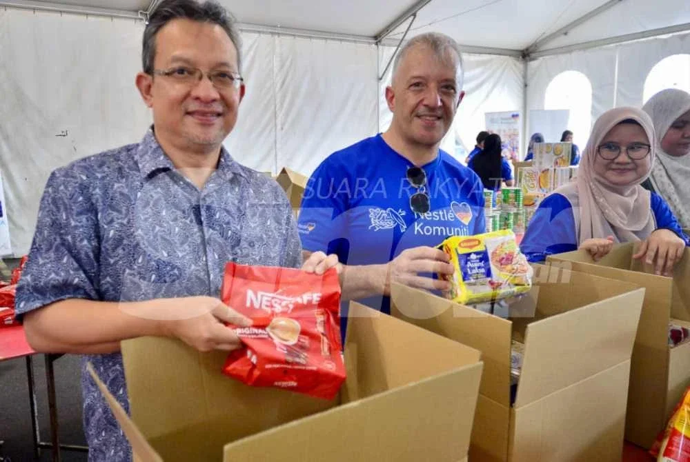 Akmal Eirfan (kiri) dan Juan (tengah) menunjukkan produk Nestle yang bakal diagihkan kepada penerima Program Karangkraf Ramadan Food Drive 2026. Foto: Asril Aswandi Mohd Syukur