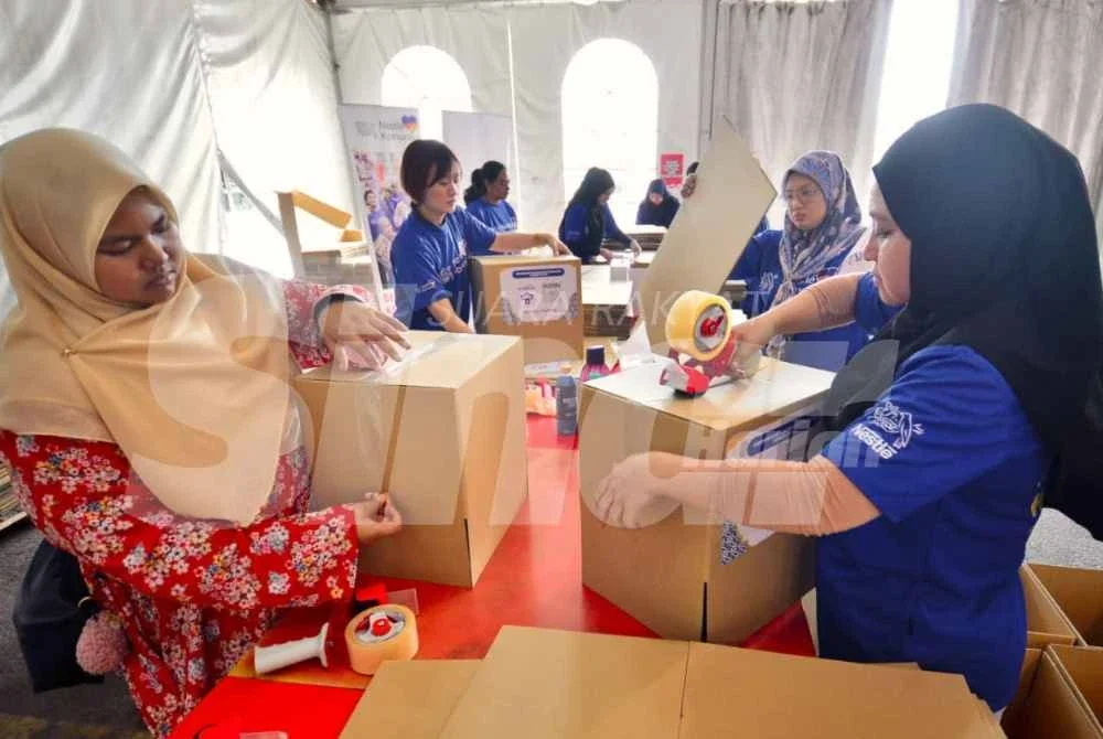 Kira kira 100 sukarelawan terlbat dalam melaksanakan kerja pembungkusan. Foto: Asril Aswandi Mohd Syukur