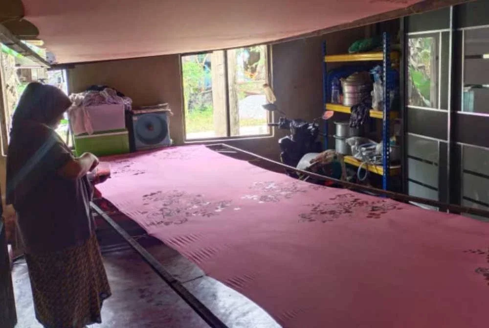 Gambar kenangan Rozita mewarnakan batik sebelum ini di rumah pusakanya. 