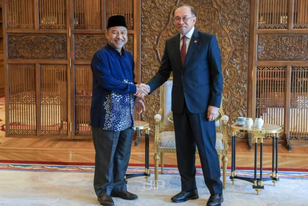 Mohd Nassuruddin (kiri) semasa mengadakan pertemuan bersama Anwar di Putrajaya pada Khamis.