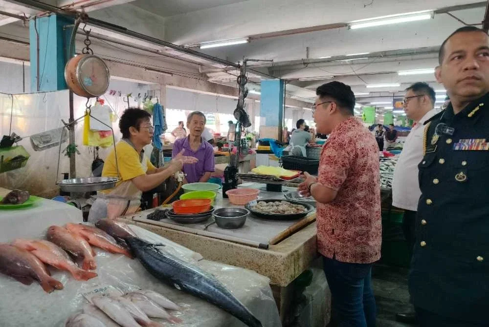 Kah Leong bertanyakan sesuatu kepada Lee ketika melakukan tinjauan mesra sempena Majlis Peluncuran dan Sesi Walkabout SHMMP Tahun Baharu Cina 2026 di Pasar Besar Ipoh di sini pada Jumaat.