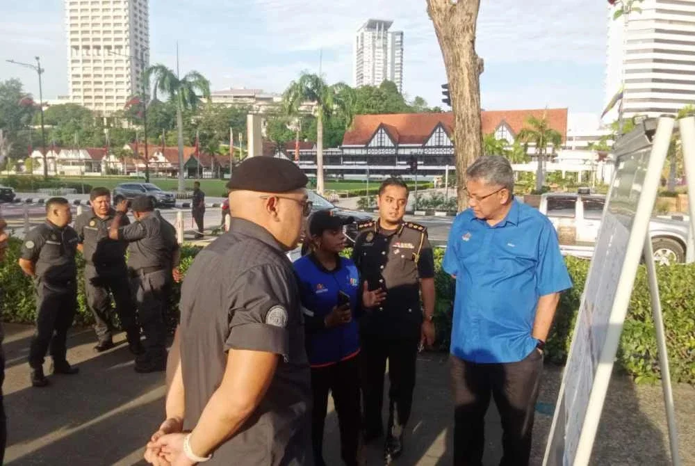 Khalid (kanan) ketika hadir ke lokasi PKM di Dataran Merdeka, Kuala Lumpur pada Jumaat.
