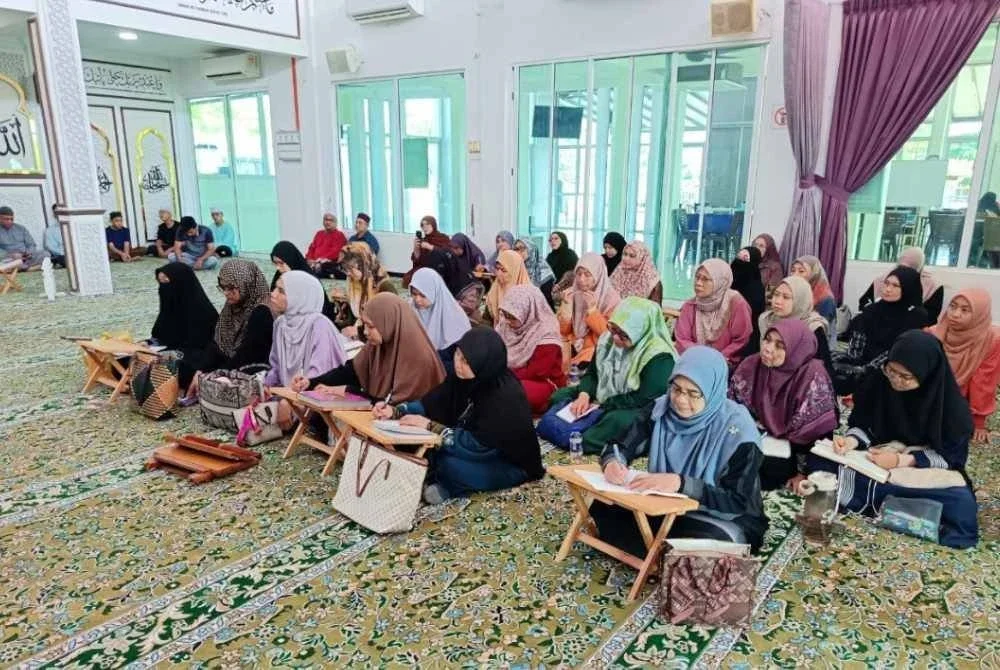 JEMAAH Surah Al-Falah, Taman Puncak Jalil khusyuk mendengar ceramah yang disampaikan Dr Fatimah Syarha sempena ambang Ramadan baru-baru ini. 