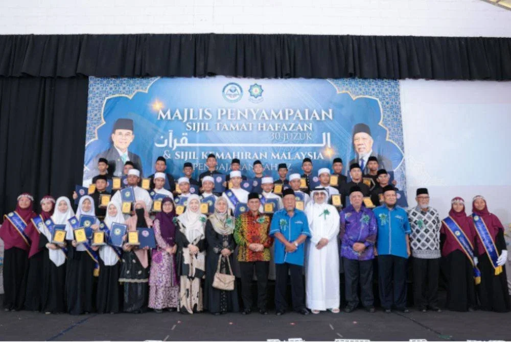 SERAMAI 16 pelajar menamatkan hafazan al-Quran 30 juzuk dan 15 pelajar lulus Sijil Kemahiran Malaysia Pengajian Tahfiz diraikan. 