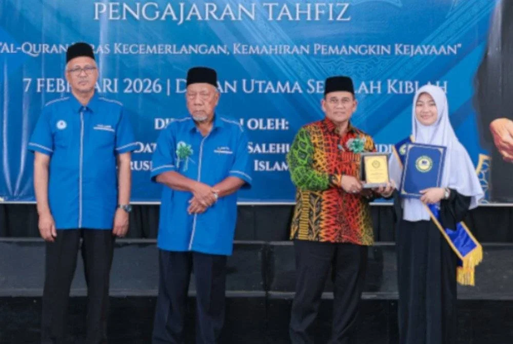 SALEHUDDIN (dua dari kanan) menyampaikan Sijil Tamat Hafazan 30 Juzuk kepada pelajar di Dewan Utama Sekolah Kiblah, Sepang baru-baru ini.