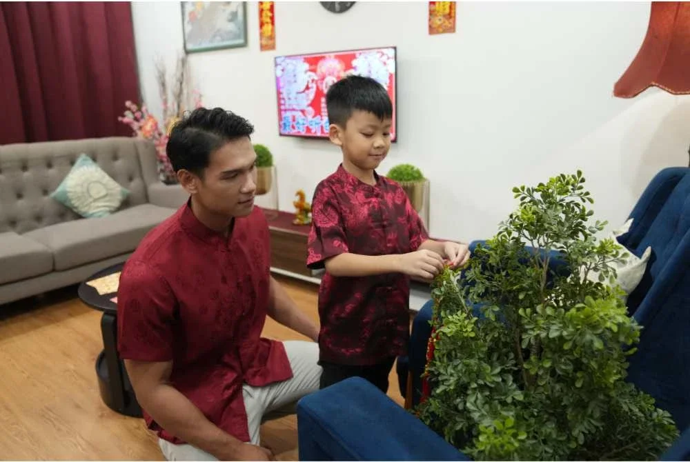 Jun, anak kecil Kai dan Jia menghulurkan sebiji limau sambil mengucapkan “Gong Xi Fa Cai, Uncle”.