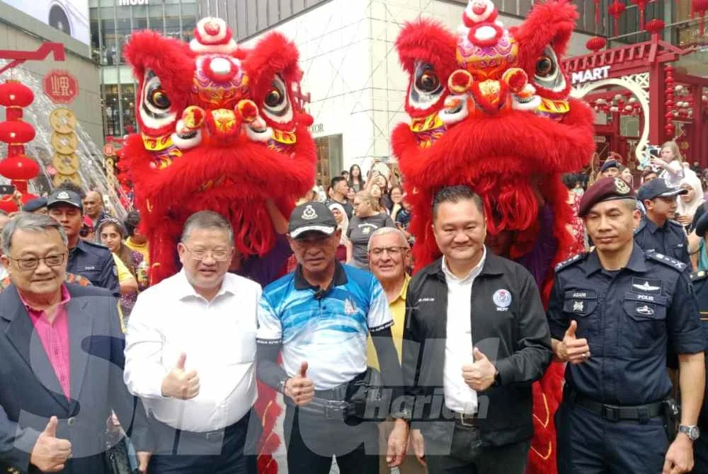Fadil ketika melancarkan Op Selamat 25 sempena Tahun Baharu Cina 2026 peringkat Kontinjen Kuala Lumpur di pusat beli-belah Pavilion pada Jumaat.