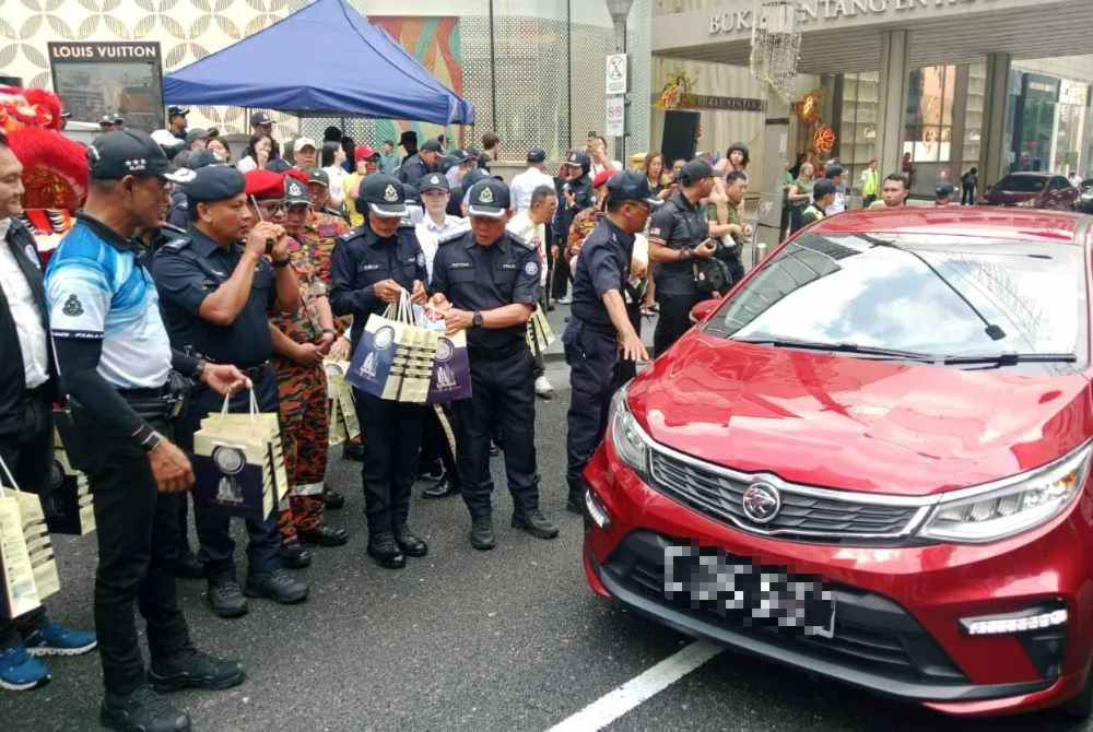 Pelancaran Op Selamat 25 sempena Tahun Baharu Cina 2026 peringkat Kontinjen Kuala Lumpur di pusat beli-belah Pavilion pada Jumaat.