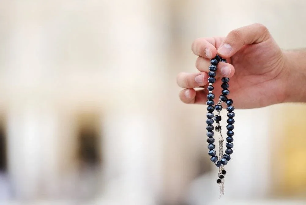 SIBUKKAN diri ibadah pada malam hari agar keinginan untuk merokok dan menghidap vape hilang dalam diri. Foto Canva