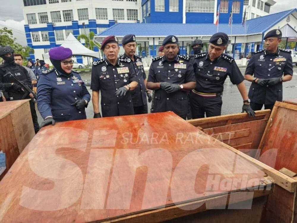 Antara peralatan dirampas dipercayai antara modus operandi digunakan suspek untuk menyeludup dadah.