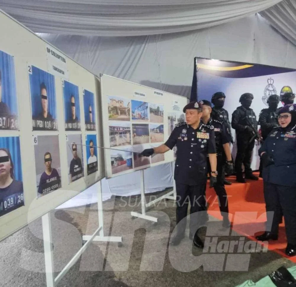 Mohd Khalid menunjukkan gambar suspek yang berjaya ditahan dalam dua operasi melibatkan rampasan dadah di Sabah dan Selangor.
