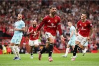 Fernandes (tengah) sebelum ini dikaitkan dengan perpindahan keluar, termasuk minat daripada kelab Arab Saudi. FOTO: Agensi