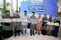 Abdul Hakim (empat dari kiri) bergambar bersama rakan-rakan kolaborasi selepas melancarkan Kempen Ramadan 'Ikhlas Memberi Tulus Membantu' pada Khamis. FOTO: Rosli Talib 