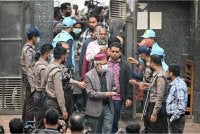 Pasukan keselamatan menjaga pusat pengundian sebelum pengundian dibuka bagi pilihan raya umum Bangladesh di Dhaka.-AFP