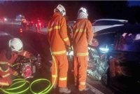 Seramai lapan anggota bersama dua jentera digerakkan ke lokasi bagi menjalankan operasi menyelamat. - Foto JBPM