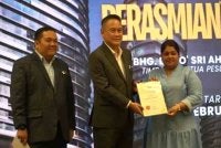 Ahmad Khusairi menyampaikan sijil penghargaan kepada petugas media yang hadir Majlis Perasmian Penutupan Bengkel Kewartawanan: Memahami Peranan SPRM Dalam Pencegahan dan Usaha Memerangi Rasuah di sini pada Jumaat.