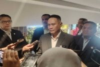 Ahmad Khusairi (tengah) ketika ditemui selepas Majlis Perasmian Penutupan Bengkel Kewartawanan: Memahami Peranan SPRM Dalam Pencegahan dan Usaha Memerangi Rasuah di sini pada Jumaat.