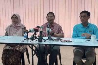 Rafizi (tengah) bersama Rodziah dan Wong dalam sidang media di Ampang, pada Jumaat.