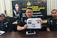 Kennith (tengah) menunjukkan statistik bilangan PATI dan warga asing yang ditahan pada tahun 2024 dan 2025