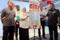 Dr Fuziah (empat dari kiri) ketika pelancaran Skim Harga Maksimum Musim Perayaan Tahun Baharu Cina 2026 yang berkuatkuasa hari ini hingga 21 Februari di Lotus Kulim, hari ini. - Foto: Bernama