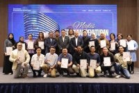 Ahmad Khusairi (berdiri, tujuh dari kiri) bergambar bersama warga media semasa Majlis Perasmian Penutupan Bengkel Kewartawanan: Memahami Peranan SPRM Dalam Pencegahan dan Usaha Memerangi Rasuah di Genting Highlands pada Jumaat. Foto: SPRM