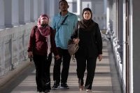Zahrah (kanan) bersama anaknya Abdulazeez (tengah) hadir ke Mahkamah Sesyen Kuala Lumpur hari ini, berhubung 33 pertuduhan menerima suapan, menyalahgunakan kuasa dan bersubahat membabitkan RM5.7 juta berhubung penganjuran program SSM, empat tahun lepas. - Foto: Bernama