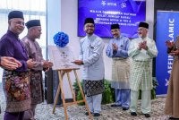 Zulkifli (tiga, kiri) menyempurnakan majlis penyerahan watikah Solat Jumaat Surau Irtifa’ Menara Affin dan pelancaran rasmi aplikasi UsimMasjidPro di Menara Affin Tun Razak Exchange (TRX) pada Jumaat. Foto Bernama