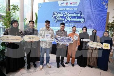 Abdul Hakim (empat dari kiri) bergambar bersama rakan-rakan kolaborasi selepas melancarkan Kempen Ramadan 'Ikhlas Memberi Tulus Membantu' pada Khamis. FOTO: Rosli Talib 