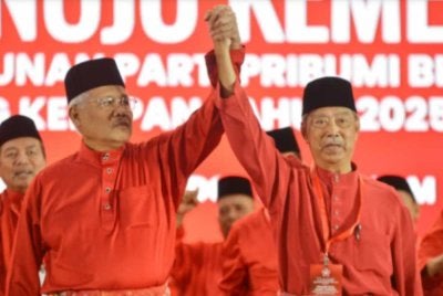 Hamzah (kiri) berkemungkinan besar bakal menubuhkan parti politik baharu sekiranya Lembaga Disiplin Bersatu nekad memecat beliau.