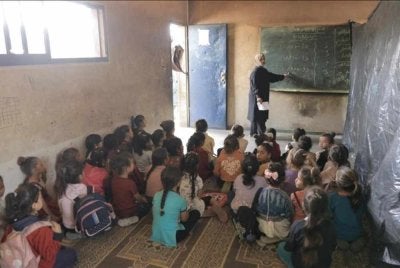 Sekolah yang masih terselamat sebahagian besarnya telah ditukar menjadi pusat perlindungan, menyebabkan kanak-kanak terpaksa menerima pendidikan di ruang pembelajaran sementara. Foto Agensi