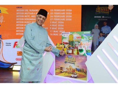 Ameer menunjukkan Kotak SARA Rahmah bernilai RM100 yang membolehkan pelanggan menyumbang barangan keperluan asas kepada golongan memerlukan melalui konsep beli dan derma.