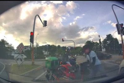 Tindakan dua penunggang motosikal menghalang sebuah kenderaan dalam kejadian di Jalan Cheras Perdana, Batu 11 di sini pada Selasa mengundang padah apabila mereka dikesan polis susulan video kejadian itu tular di media sosial.