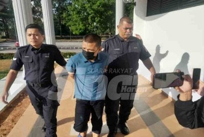 Tertuduh dibawa ke Mahkamah Balik Pulau pada pagi Jumaat.