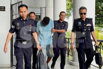 Tertuduh dibawa ke Mahkamah Majistret 2 pada pagi Jumaat untuk didakwa di atas pertuduhan membunuh.