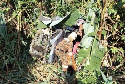 Anggota JBPM membantu mengeluarkan mangsa yang terlibat dalam kemalangan selepas kenderaan dinaiki tiga individu itu terbabas sebelum terjatuh ke dalam gaung sedalam kira-kira 15 meter di Kilometer 299.5 Lebuh raya Plus arah utara pagi Jumaat.