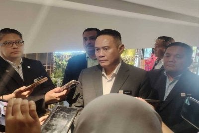 Ahmad Khusairi (tengah) ketika ditemui selepas Majlis Perasmian Penutupan Bengkel Kewartawanan: Memahami Peranan SPRM Dalam Pencegahan dan Usaha Memerangi Rasuah di sini pada Jumaat.