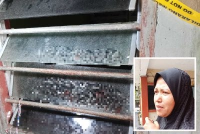 Percikan darah pada tingkap rumah mangsa di Kampung Makam, Kota Tinggi. Gambar kecil: Atikah