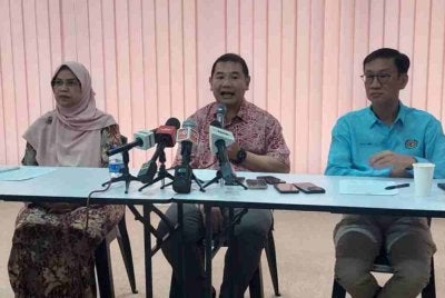 Rafizi (tengah) bersama Rodziah dan Wong dalam sidang media di Ampang, pada Jumaat.