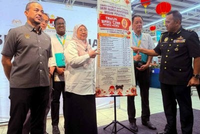 Dr Fuziah (empat dari kiri) ketika pelancaran Skim Harga Maksimum Musim Perayaan Tahun Baharu Cina 2026 yang berkuatkuasa hari ini hingga 21 Februari di Lotus Kulim, hari ini. - Foto: Bernama