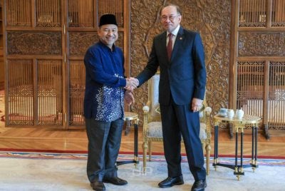 Mohd Nassuruddin (kiri) semasa mengadakan pertemuan bersama Anwar di Putrajaya pada Khamis.