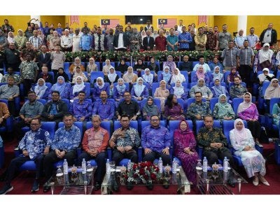 Mohamad (empat dari kiri), Mohd Ali (dua dari kiri) bergambar dengan peserta selepas melancarkan Program Turun Padang JOM@COOP: Jelajah Platinum 2026 yang diadakan pada Khamis.
