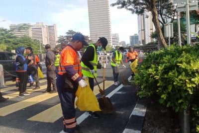 Seramai empat pesalah termasuk warga asing menjalani hukuman membersihkan kawasan sekitar Dataran Merdeka pada Jumaat.