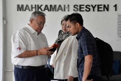 Abd Zarin (kiri) mengaku tidak bersalah di Mahkamah Sesyen atas pertuduhan membuat dan memulakan hantaran palsu menerusi aplikasi media sosial pada November lepas. - Foto: Bernama