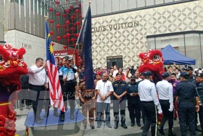 Fadil ketika melancarkan Op Selamat 25 sempena Tahun Baharu Cina 2026 peringkat Kontinjen Kuala Lumpur di pusat beli-belah Pavilion pada Jumaat.