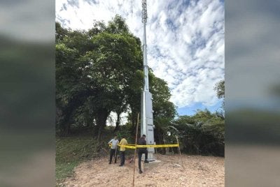Petugas MBDK melaksanakan kerja-kerja menyita tapak menara telekomunikasi berkenaan.